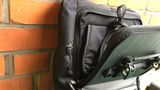 Danach den Reißverschluss links unten mit etwas Fingerspitzengefühl auf den Weg bringen. In wenigen Sekunden kann der Rucksack wieder als Fahrradtasche ans Bike gehängt werden. 