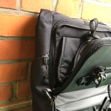 Danach den Reißverschluss links unten mit etwas Fingerspitzengefühl auf den Weg bringen. In wenigen Sekunden kann der Rucksack wieder als Fahrradtasche ans Bike gehängt werden. 