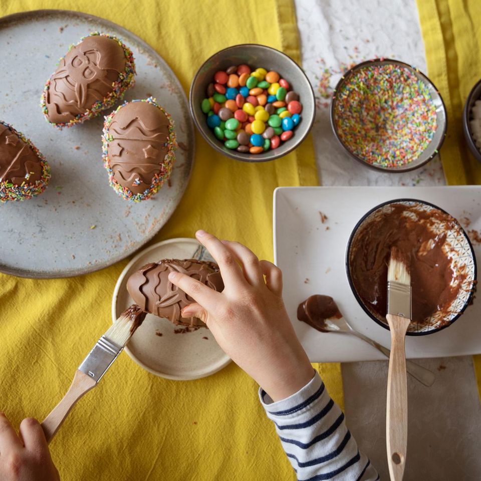 Die runde Form erhalten selbstgemachte Schokoladen-Ostereier dank einer passenden Silikon-Form.