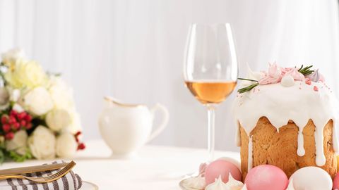 Eierlikör-Alternativen: Weinglas auf einem österlich dekorierten Tisch