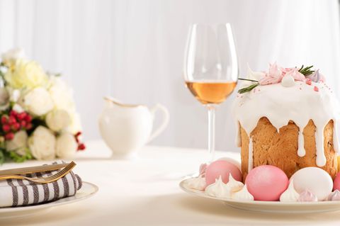 Eierlikör-Alternativen: Weinglas auf einem österlich dekorierten Tisch