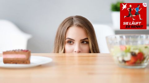 Ein Frau schaut über eine Tischkante auf Salat und Kuchen