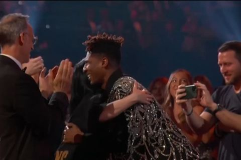 Video: Grammys: Jon Batiste Gewinner des Abends