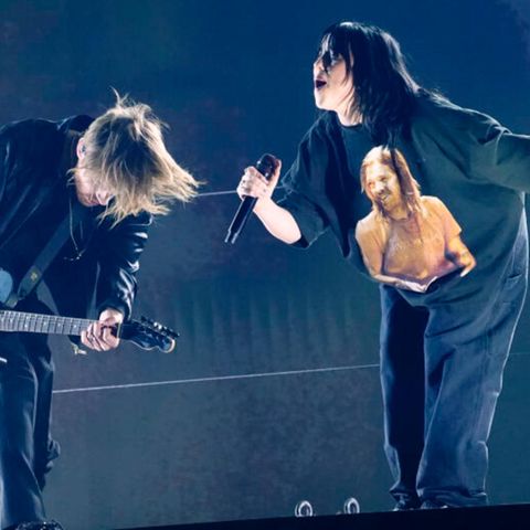 Billie Eilish und ihr Bruder performen auf der Bühne