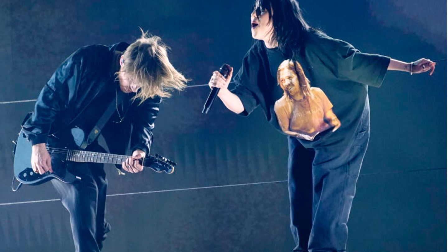 Billie Eilish und ihr Bruder performen auf der Bühne