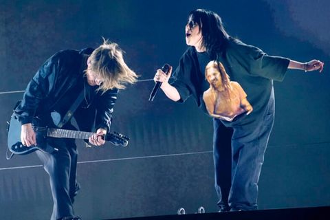 Billie Eilish und ihr Bruder performen auf der Bühne