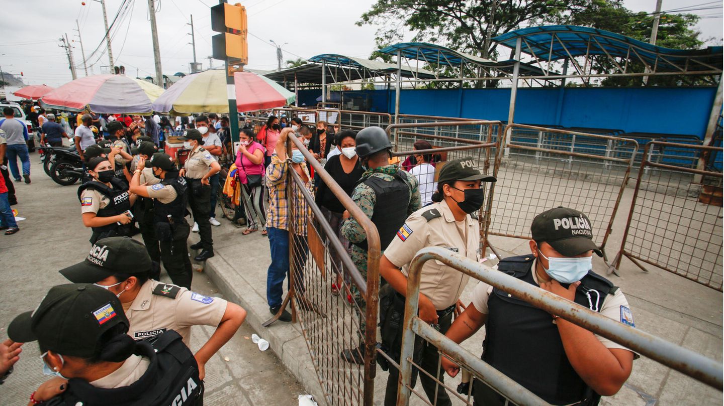 Polizisten bei Auseinandersetzungen in der Haftanstalt Guayas N1