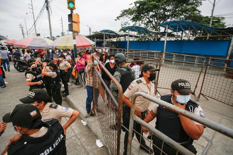 Polizisten bei Auseinandersetzungen in der Haftanstalt Guayas N1