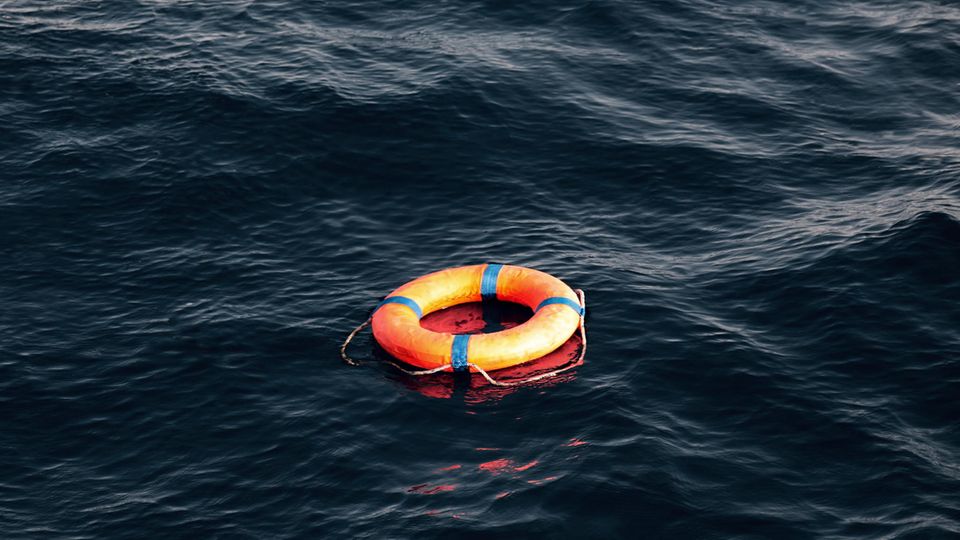 Ein Rettungsring treibt im Wasser