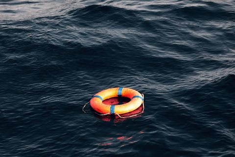 Ein Rettungsring treibt im Wasser