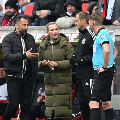 Die Teammanagerin des FC Bayern, Kathleen Krüger (2.v.l.), diskutiert mit Bayern-Manager Hasan Salihamidzic (r.), dem vierten Offiziellen, Arno Blos und Schiedsrichter Christian Dingert über das Wechelwirrwarr.
