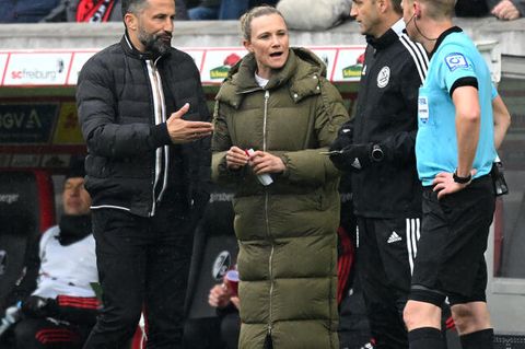 Die Teammanagerin des FC Bayern, Kathleen Krüger (2.v.l.), diskutiert mit Bayern-Manager Hasan Salihamidzic (r.), dem vierten Offiziellen, Arno Blos und Schiedsrichter Christian Dingert über das Wechelwirrwarr.