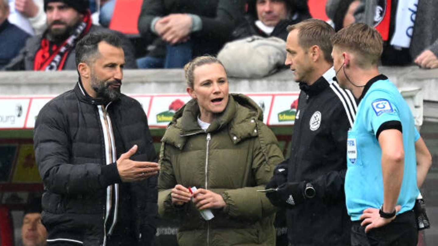 Die Teammanagerin des FC Bayern, Kathleen Krüger (2.v.l.), diskutiert mit Bayern-Manager Hasan Salihamidzic (r.), dem vierten Offiziellen, Arno Blos und Schiedsrichter Christian Dingert über das Wechelwirrwarr.