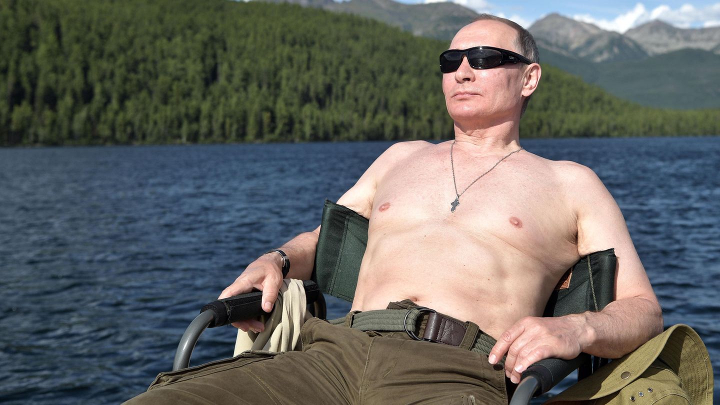 Vladimir Putin anda sin camisa en Siberia
