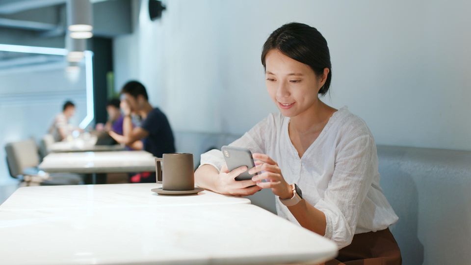 Frau sitzt an einem Einzeltisch im Café