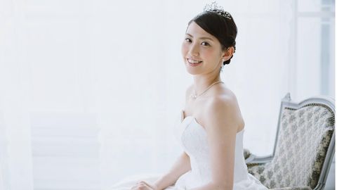 Japanische Frau in Hochzeitskleid