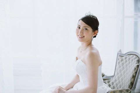 Japanische Frau in Hochzeitskleid