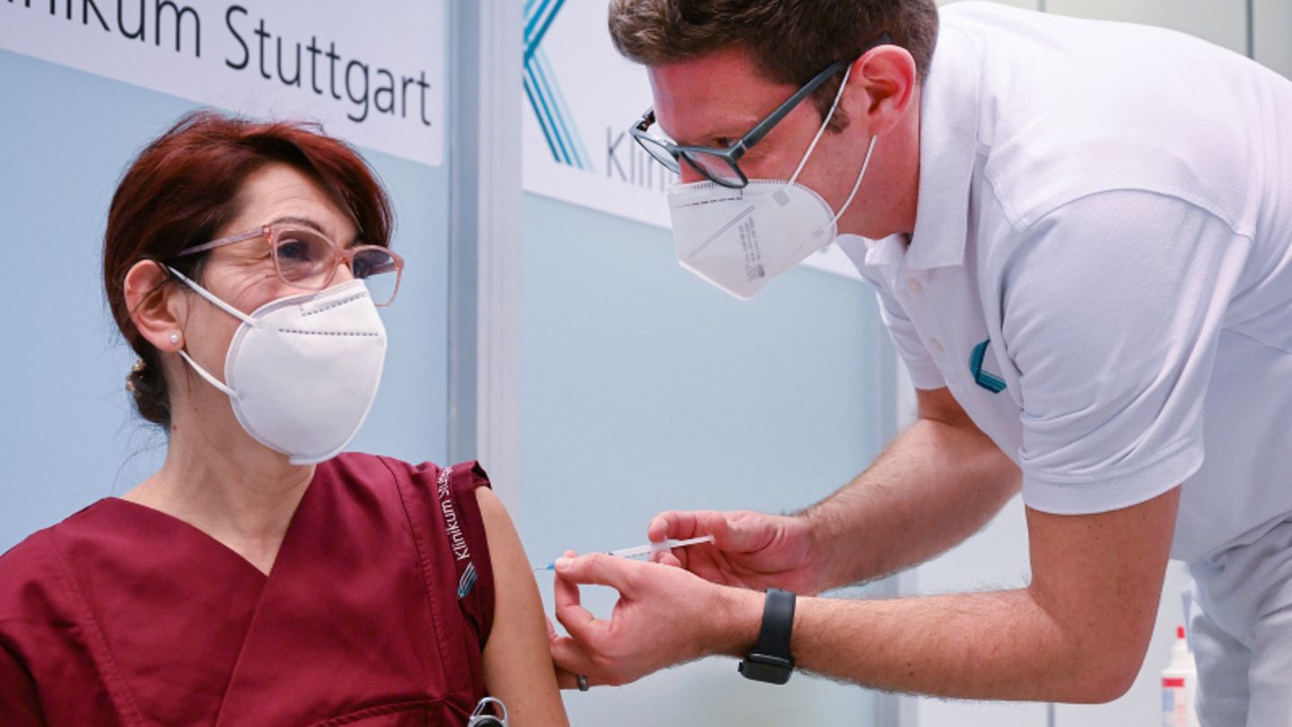Impfpflicht-Debatte: Klinikmitarbeiterin wird gegen Corona geimpft