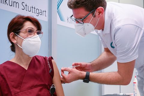 Impfpflicht-Debatte: Klinikmitarbeiterin wird gegen Corona geimpft