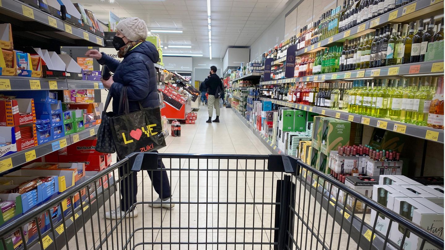 Ein leerer Einkaufswagen wird durch die Gänge eines Discounters geschoben.