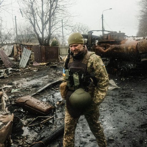 Ukrainischer Soldat inspiziert Butscha