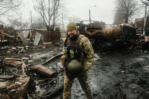 Ukrainischer Soldat inspiziert Butscha