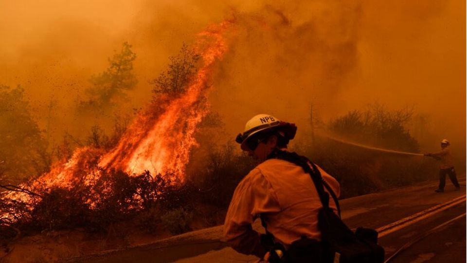 IPCC-Bericht: Feuerwehrmann kämpft gegen Flammen