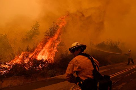 IPCC-Bericht: Feuerwehrmann kämpft gegen Flammen