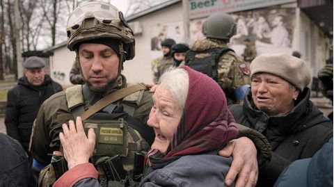 Eine Frau umarmt einen ukrainischen Soldaten