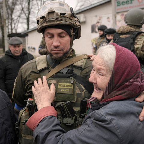 Eine Frau umarmt einen ukrainischen Soldaten