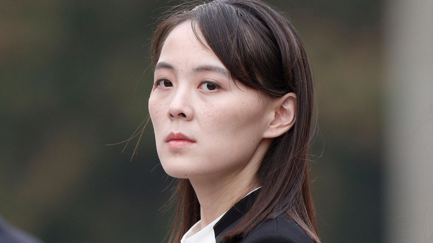 Kim Yo Jong bei einer Kranzniederlegung in Nordkorea