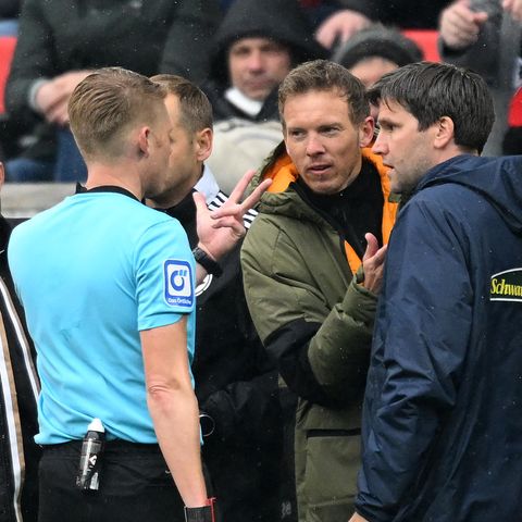 Schiedsrichter Christian Dingert und Akteure des FC Bayern München und vom SC Freiburg diskutieren