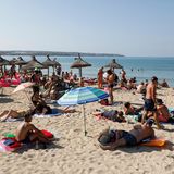 Urlauber am Strand von El Arenal auf Mallorca