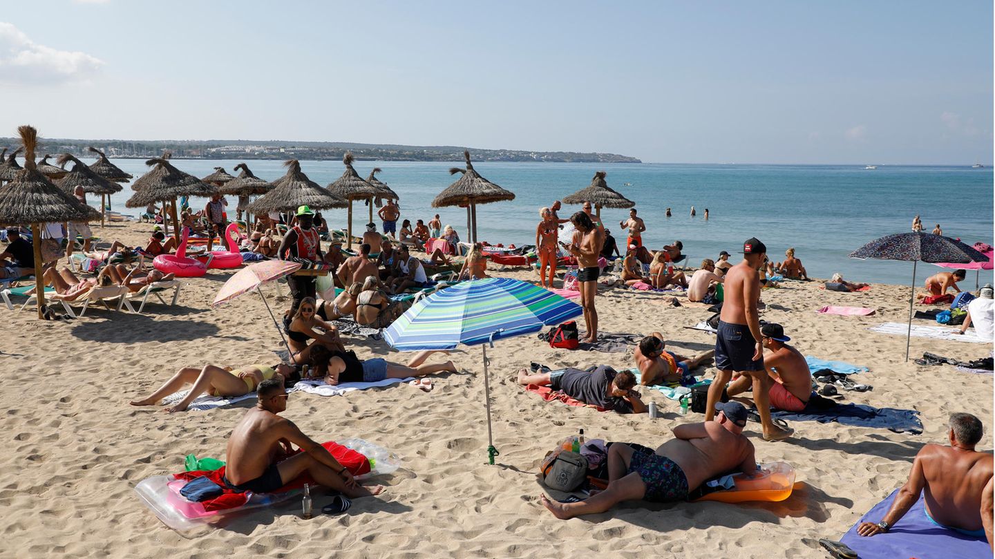 Urlauber am Strand von El Arenal auf Mallorca