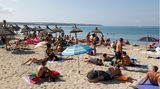 Urlauber am Strand von El Arenal auf Mallorca