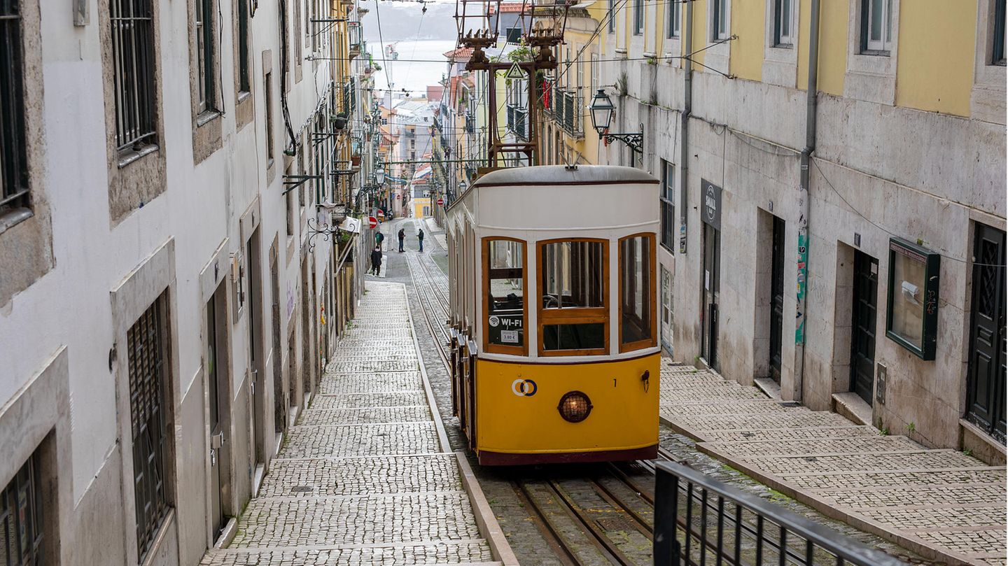 Straßenbahn fährt durch die Altstadt von Lissabon Straßenbahn fährt durch die Altstadt von Lissabon