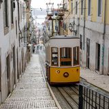 Straßenbahn fährt durch die Altstadt von Lissabon