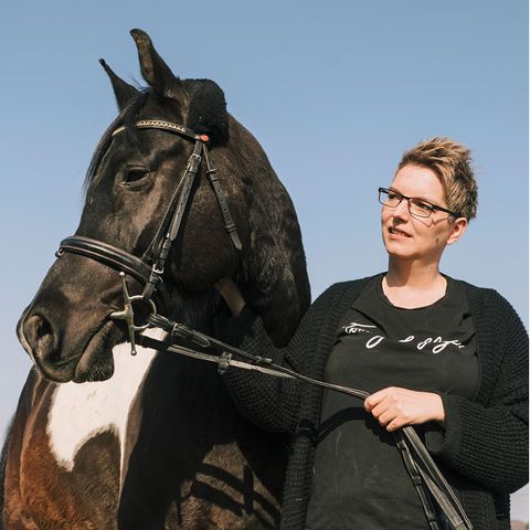 Jennifer Younger mit ihrem Pferd