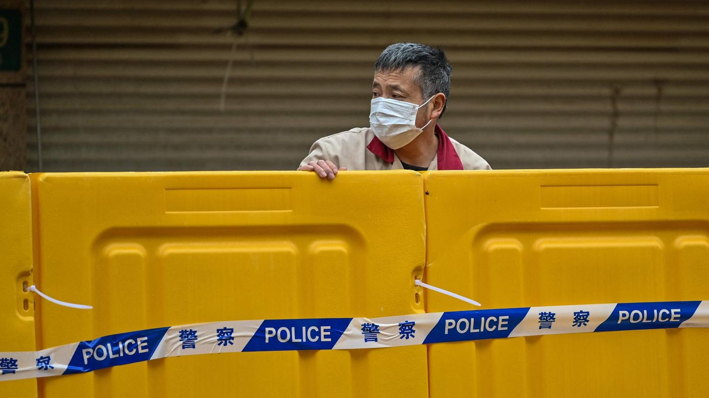 Shanghai: How the strict zero-Covid policy tears families apart