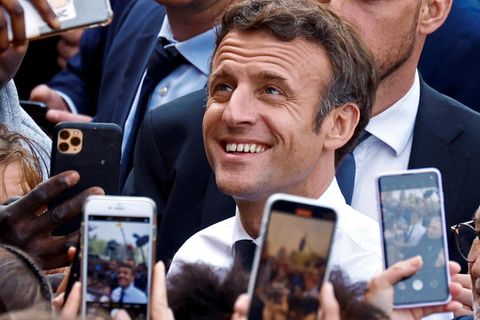 Emmanuel Macron am 28. März in Dijon umlagert von Fotografen