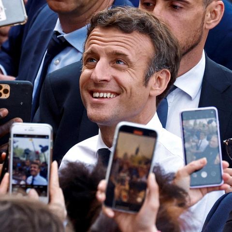 Emmanuel Macron am 28. März in Dijon umlagert von Fotografen