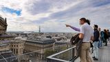 Touristen auf einer Dachterrasse in Frankreich