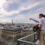 Touristen auf einer Dachterrasse in Frankreich
