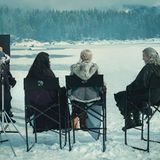 Die Darsteller in einer Schneelandschaft