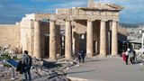 Urlauber besuchen eine Akropolis in Griechenland