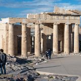 Urlauber besuchen eine Akropolis in Griechenland
