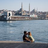 Paar küsst sich in Istanbul
