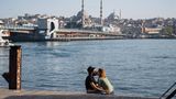 Paar küsst sich in Istanbul