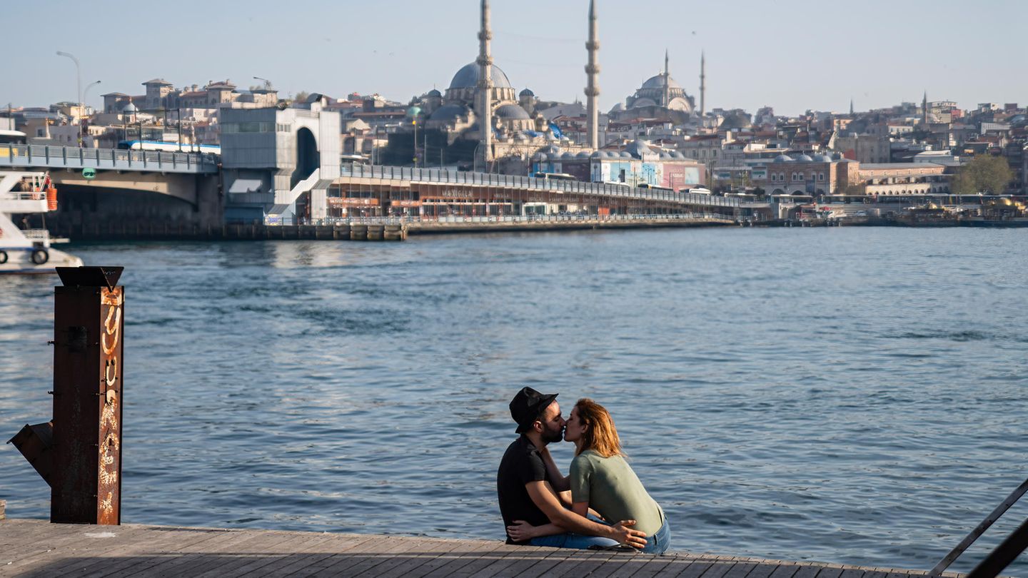 Paar küsst sich in Istanbul Paar küsst sich in Istanbul