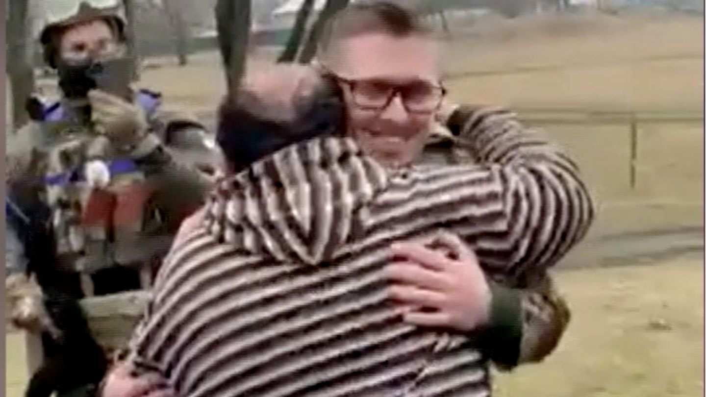 Touching reunion in the war: Family can hug son
